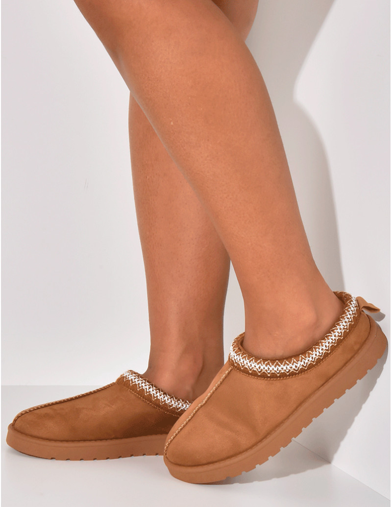 Chaussons en suédine à petites broderies