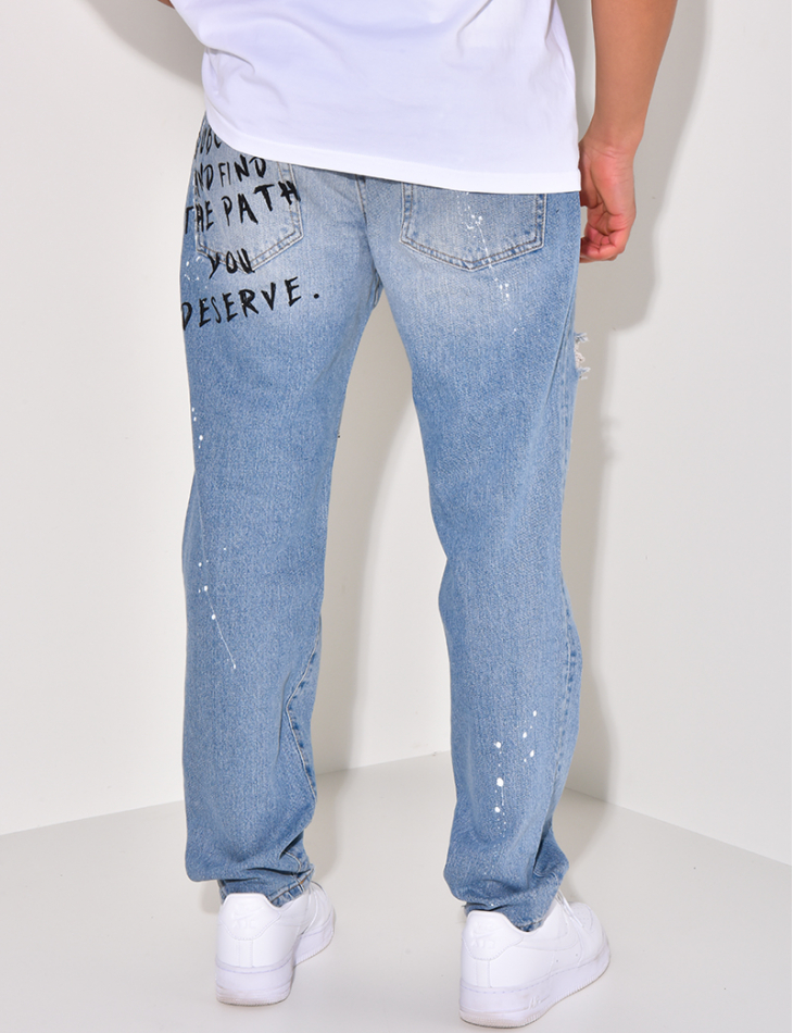 Jeans destroy à tâches de peinture et écritures Jeans destroy à tâches de peinture et écritures