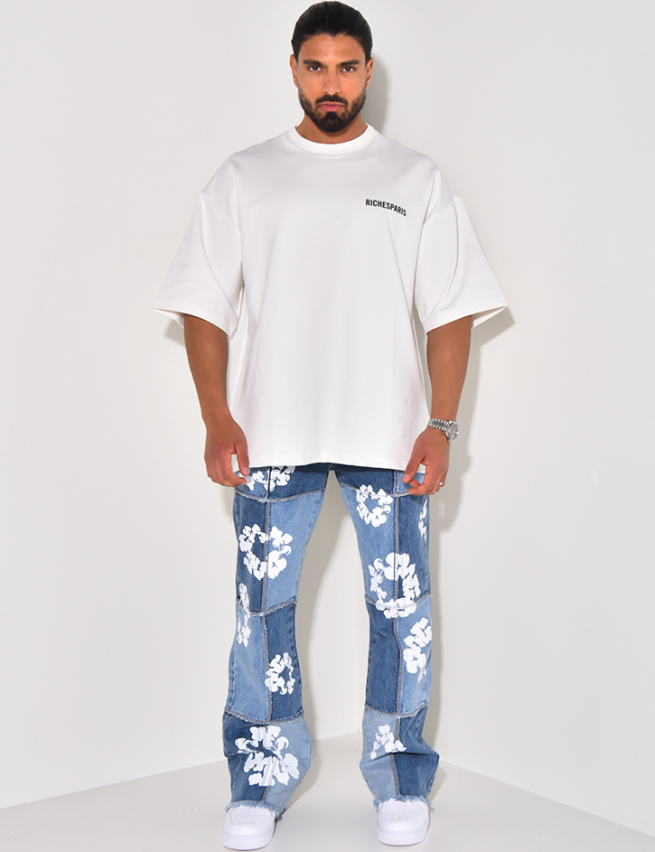 Jeans mit zweifarbigem Einsatz und kontrastierendem Muster. Jeans mit zweifarbigem Einsatz und kontrastierendem Muster.