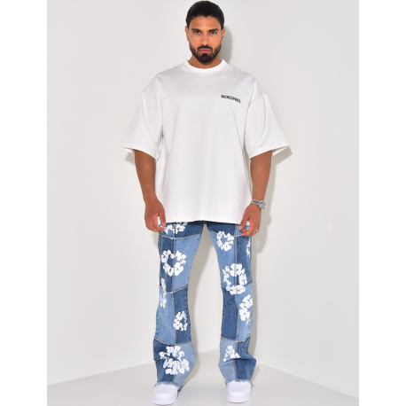 Jeans mit zweifarbigem Einsatz und kontrastierendem Muster. Jeans mit zweifarbigem Einsatz und kontrastierendem Muster.