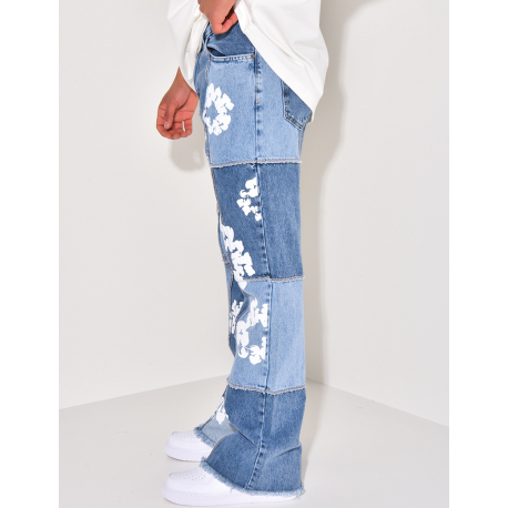 Jeans mit zweifarbigem Einsatz und kontrastierendem Muster. Jeans mit zweifarbigem Einsatz und kontrastierendem Muster.