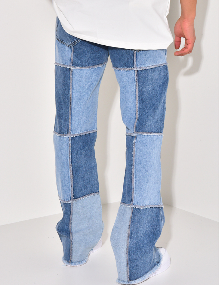 Jeans mit zweifarbigem Einsatz und kontrastierendem Muster. Jeans mit zweifarbigem Einsatz und kontrastierendem Muster.
