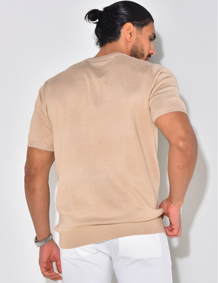 Geripptes T-Shirt aus Lochstrick. Geripptes T-Shirt aus Lochstrick.