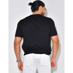 Geripptes T-Shirt aus Lochstrick. Geripptes T-Shirt aus Lochstrick.