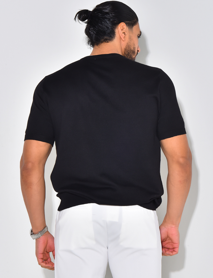 Geripptes T-Shirt aus Lochstrick. Geripptes T-Shirt aus Lochstrick.