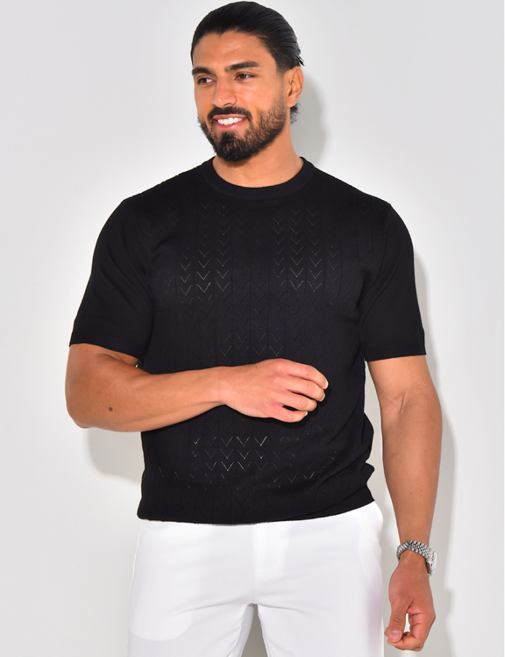 Geripptes T-Shirt aus Lochstrick. Geripptes T-Shirt aus Lochstrick.