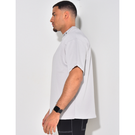 T-shirt with rich collar writing T-shirt with rich collar writing