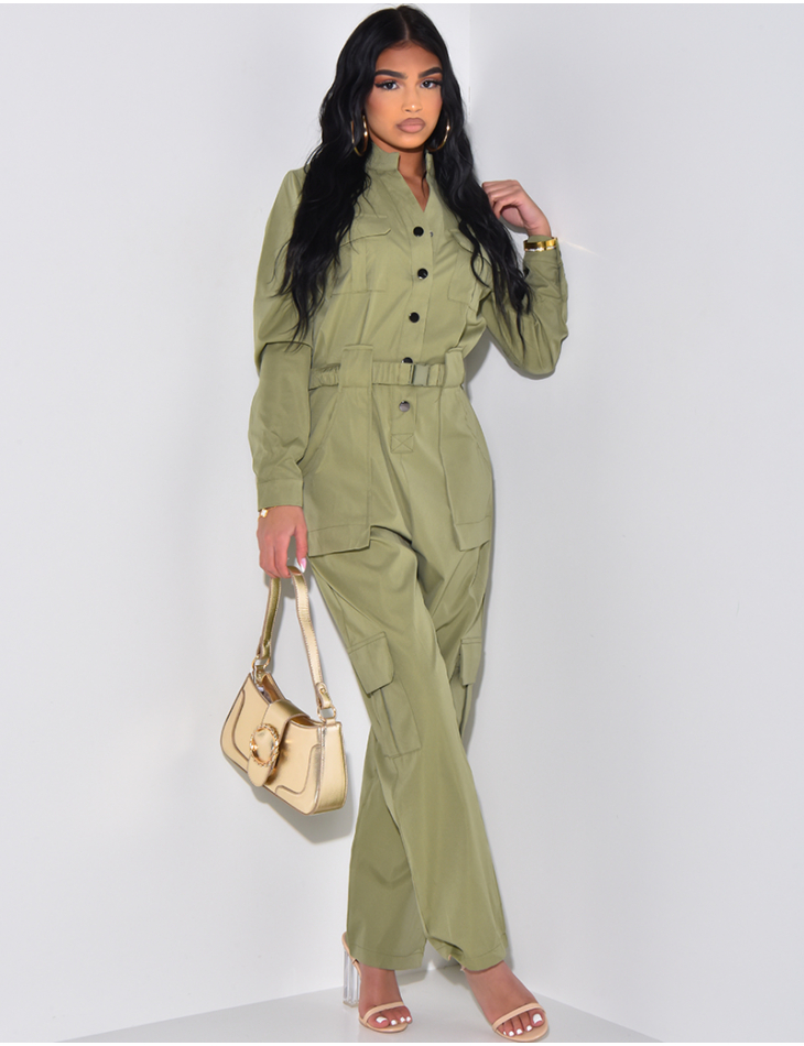 Jumpsuit mit Gürtel und Cargotaschen