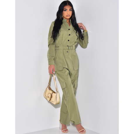 Jumpsuit mit Gürtel und Cargotaschen