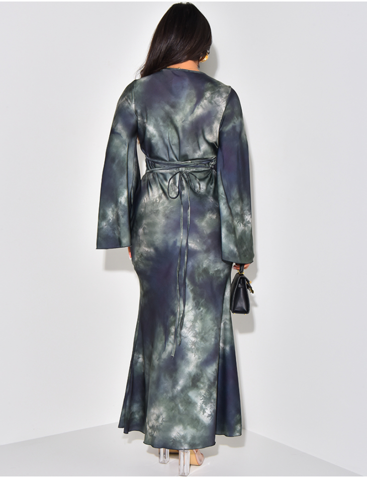 Robe longue en satin à nouer dans le dos manches évasées à motifs tie and die Robe longue en satin à nouer dans le dos manches évasées à motifs tie and die