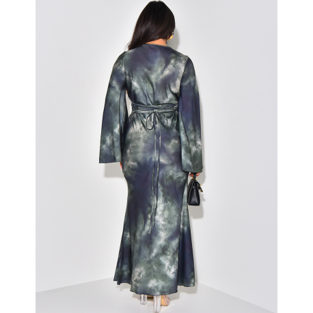 Robe longue en satin à nouer dans le dos manches évasées à motifs tie and die Robe longue en satin à nouer dans le dos manches évasées à motifs tie and die