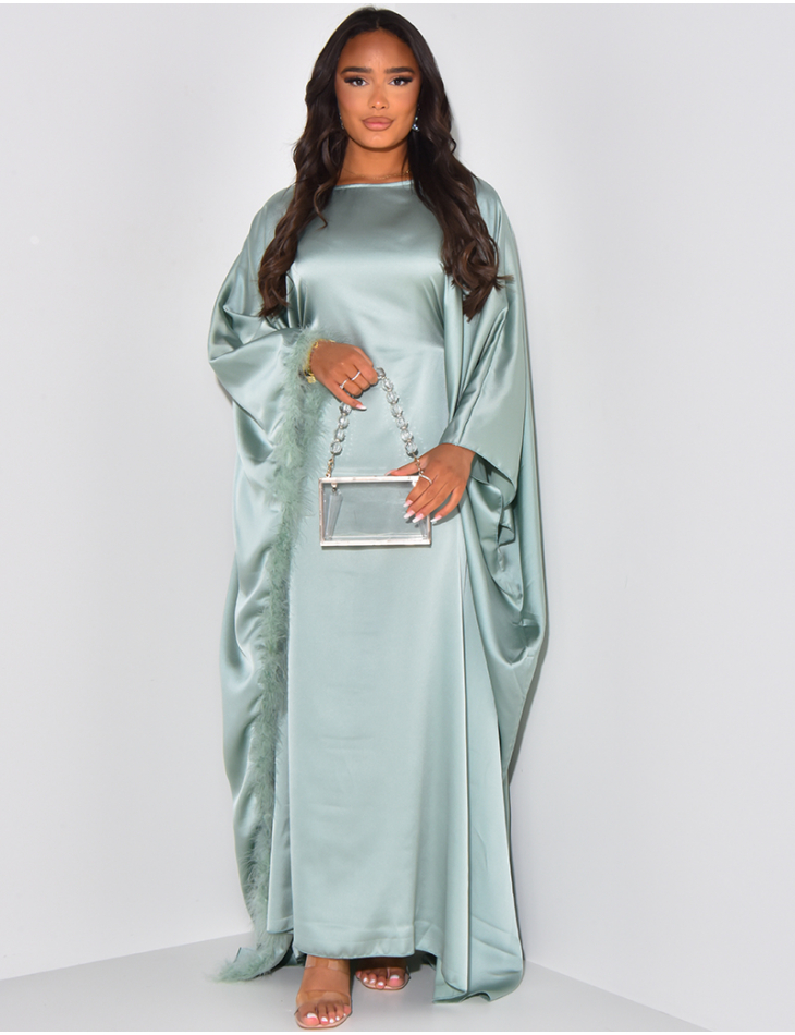Loose-fitting satin dress, adjustable at the waist, with fur trim at the edges