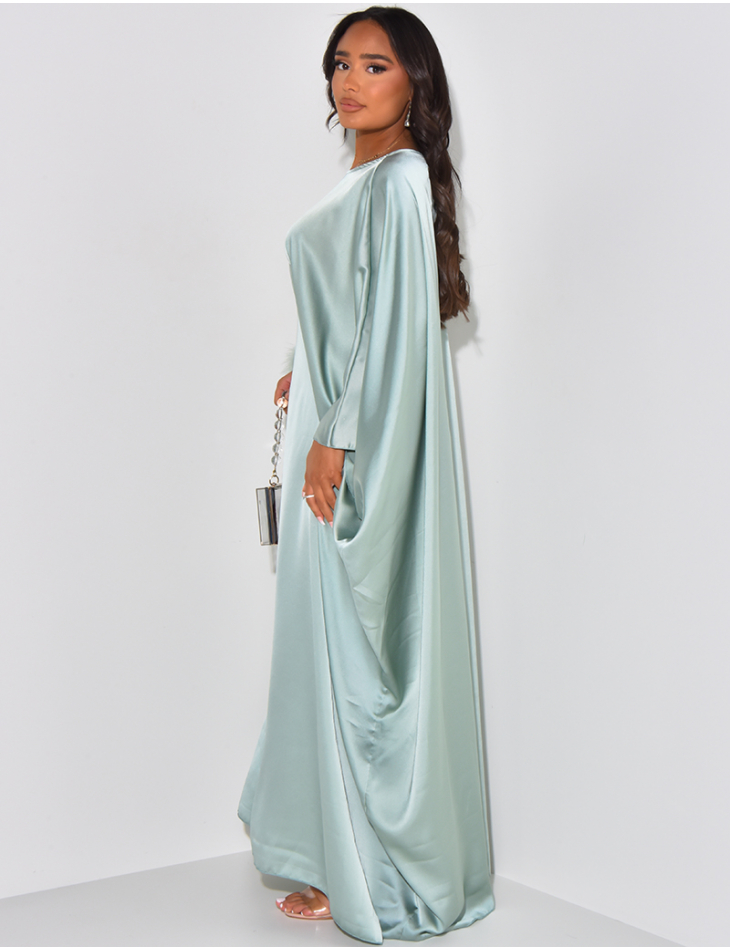 Robe ample en satin ajustable à la taille à fourrure sur les bords Robe ample en satin ajustable à la taille à fourrure sur les bords