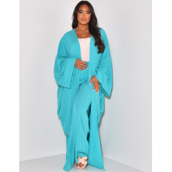 Texturiertes Ensemble aus langem Kimono und gerader Hose.