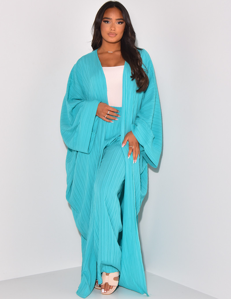 Texturiertes Ensemble aus langem Kimono und gerader Hose.