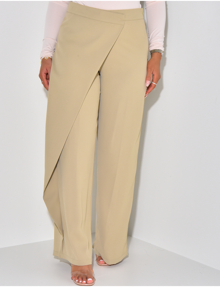 Tailored trousers with asymmetric yoke Tailored trousers with asymmetric yoke