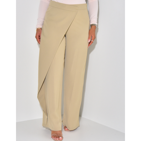 Tailored trousers with asymmetric yoke Tailored trousers with asymmetric yoke