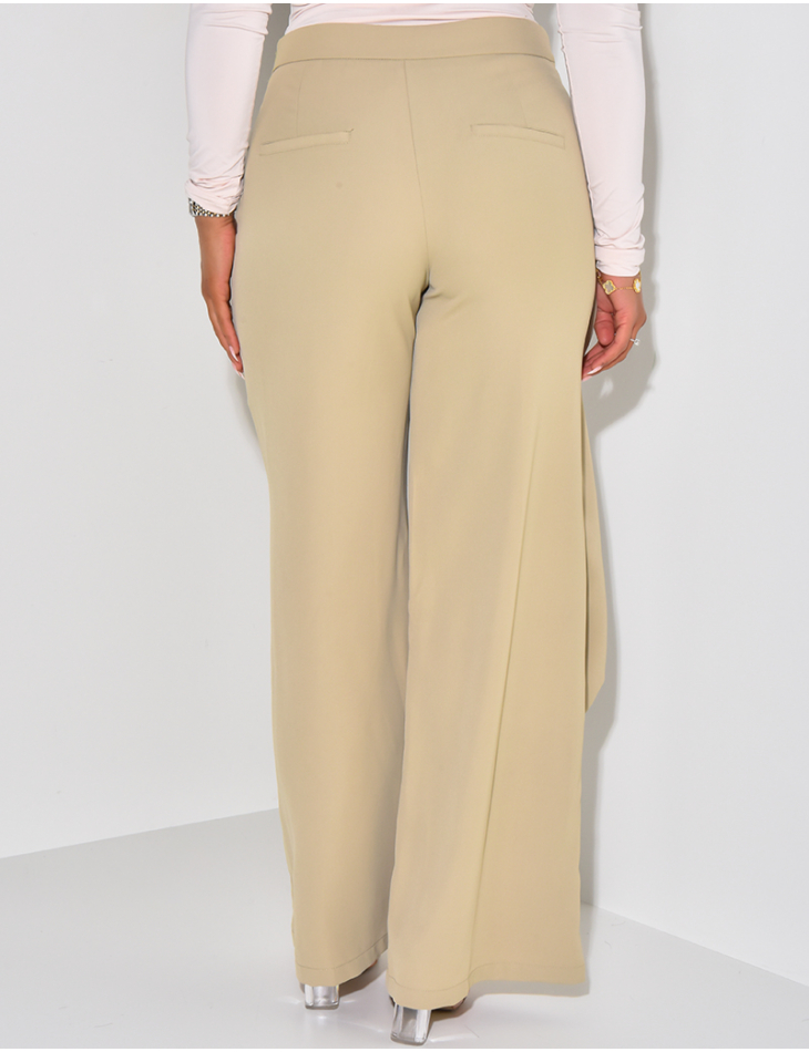 Tailored trousers with asymmetric yoke Tailored trousers with asymmetric yoke