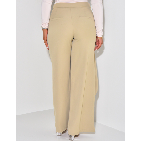 Tailored trousers with asymmetric yoke Tailored trousers with asymmetric yoke
