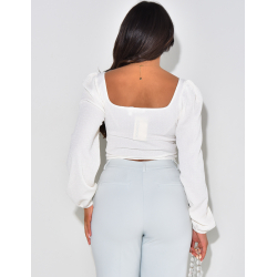 Romantisches kleines Top im Korsettstil aus strukturiertem Stoff. Romantisches kleines Top im Korsettstil aus strukturiertem Stoff.