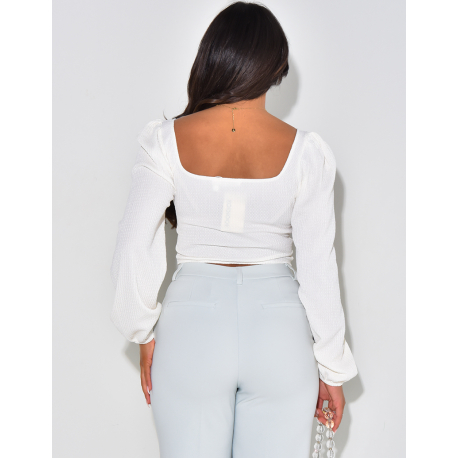 Romantisches kleines Top im Korsettstil aus strukturiertem Stoff. Romantisches kleines Top im Korsettstil aus strukturiertem Stoff.