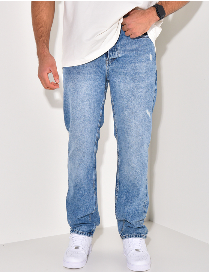 Zerstörte, gerade geschnittene Jeans