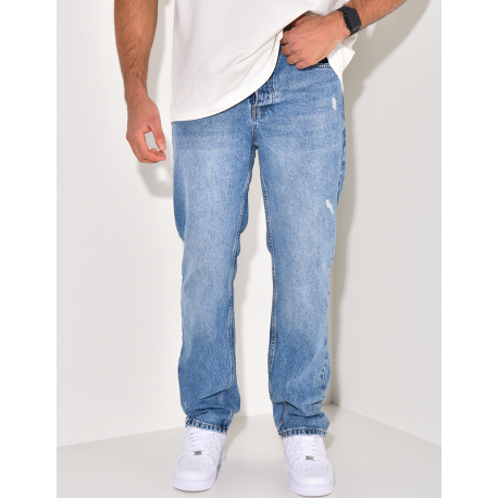 Zerstörte, gerade geschnittene Jeans