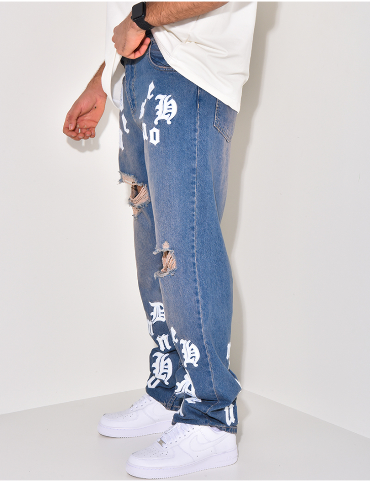 Zerstörte Jeans mit Schriftzug Zerstörte Jeans mit Schriftzug