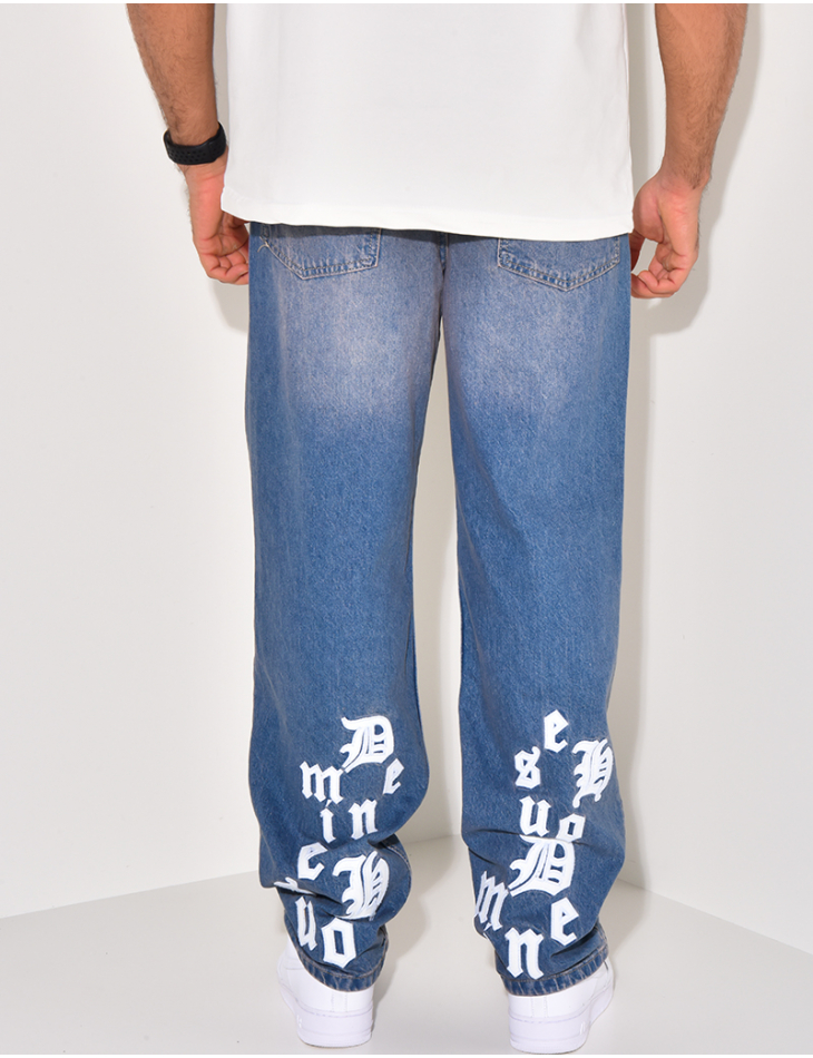 Zerstörte Jeans mit Schriftzug Zerstörte Jeans mit Schriftzug
