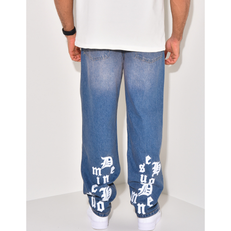 Zerstörte Jeans mit Schriftzug Zerstörte Jeans mit Schriftzug