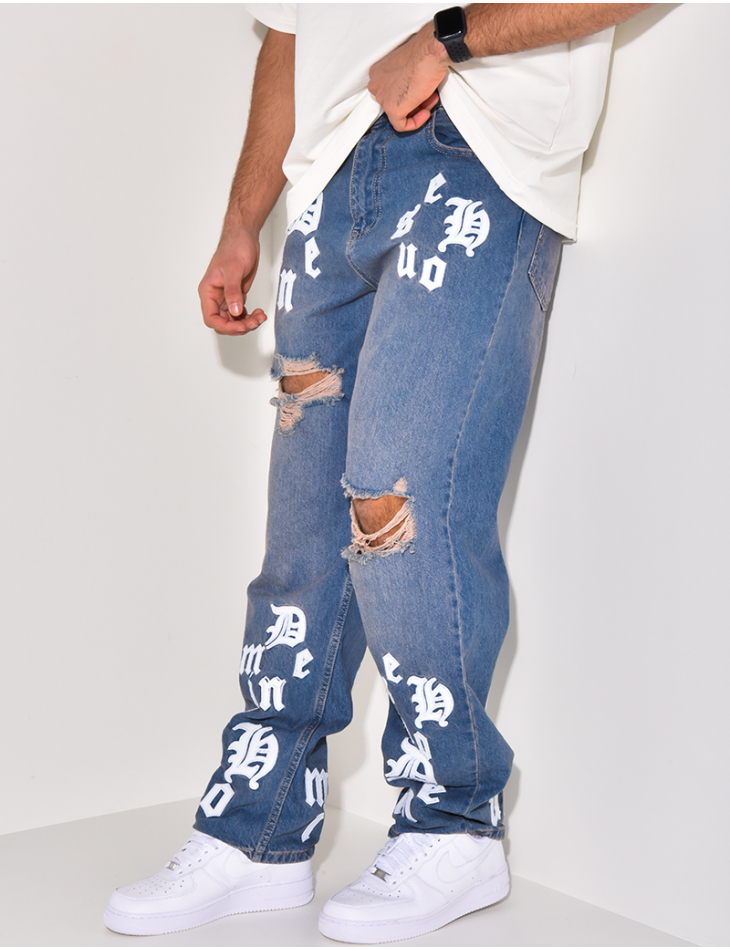 Zerstörte Jeans mit Schriftzug Zerstörte Jeans mit Schriftzug