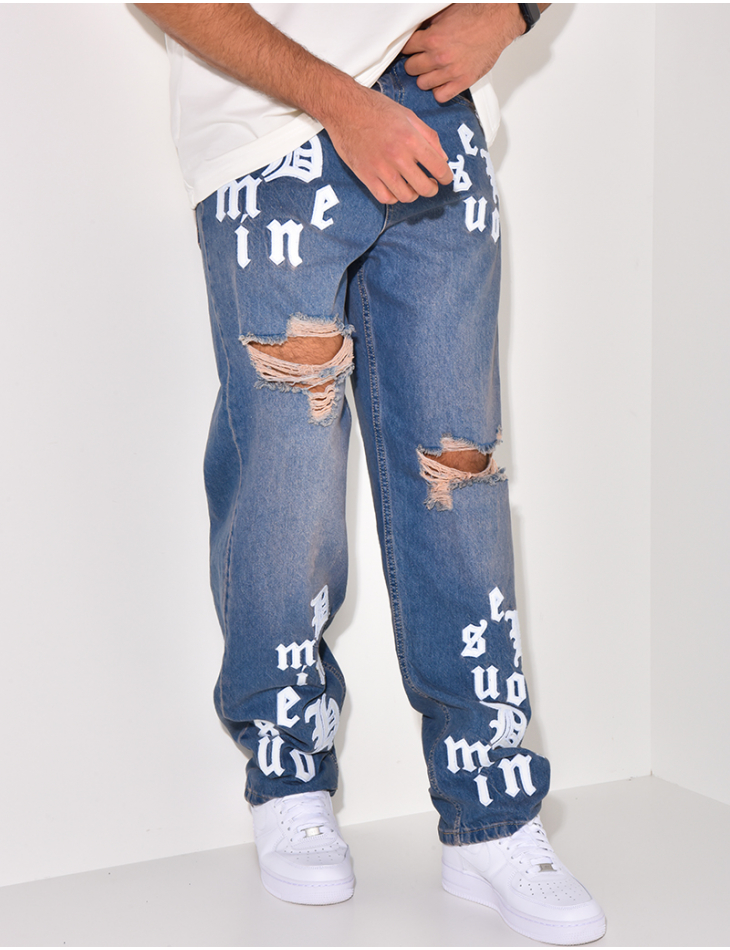 Zerstörte Jeans mit Schriftzug