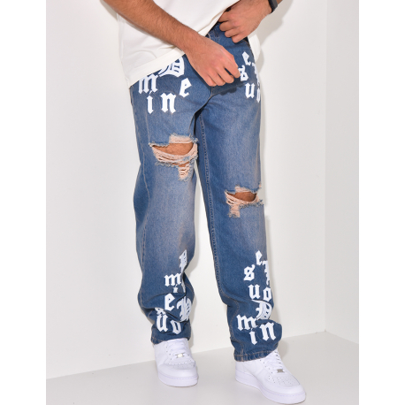 Zerstörte Jeans mit Schriftzug