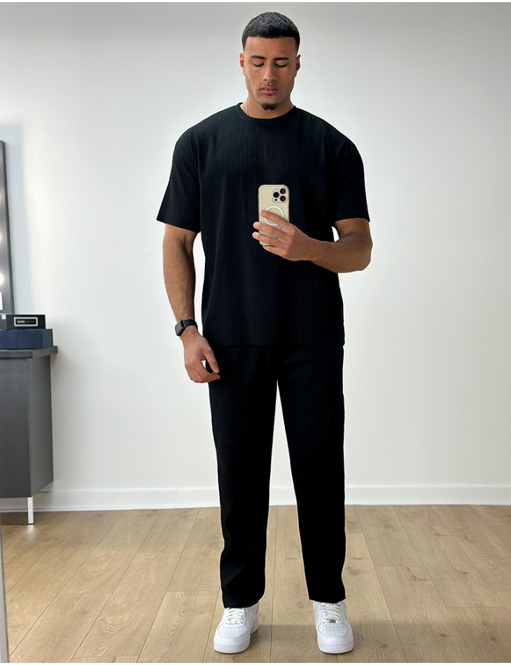 Set aus gerippter Hose und T-Shirt  Set aus gerippter Hose und T-Shirt