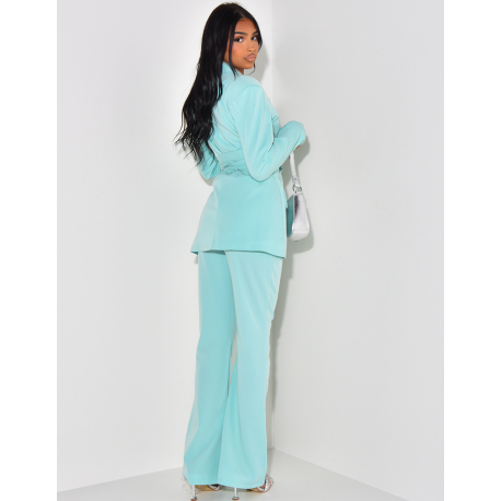 Gestreiftes Kostümset mit breitem Gürtel & ausgestellter Hose. Gestreiftes Kostümset mit breitem Gürtel & ausgestellter Hose.