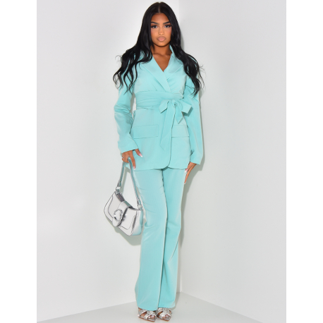 Gestreiftes Kostümset mit breitem Gürtel & ausgestellter Hose. Gestreiftes Kostümset mit breitem Gürtel & ausgestellter Hose.