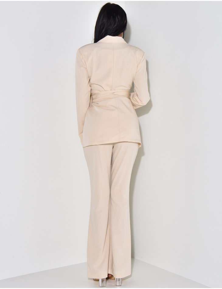 Gestreiftes Kostümset mit breitem Gürtel & ausgestellter Hose.