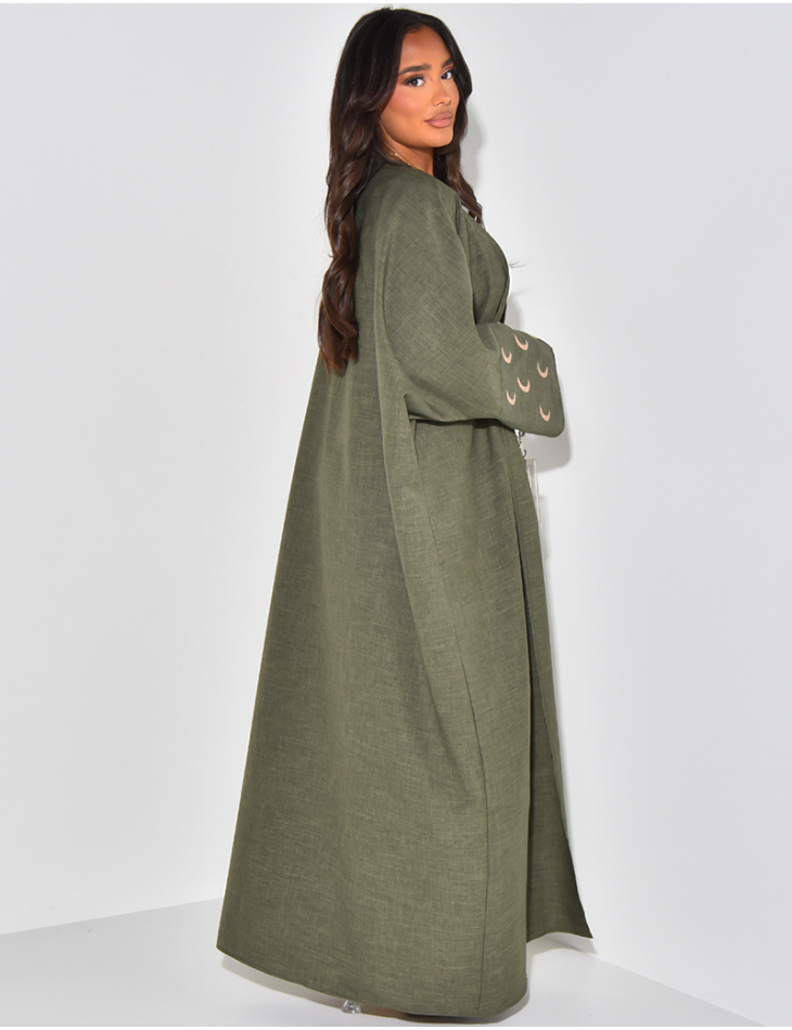 Kimono in Leinenoptik mit gestickten Mondmotiven auf den Ärmeln. Kimono in Leinenoptik mit gestickten Mondmotiven auf den Ärmeln.