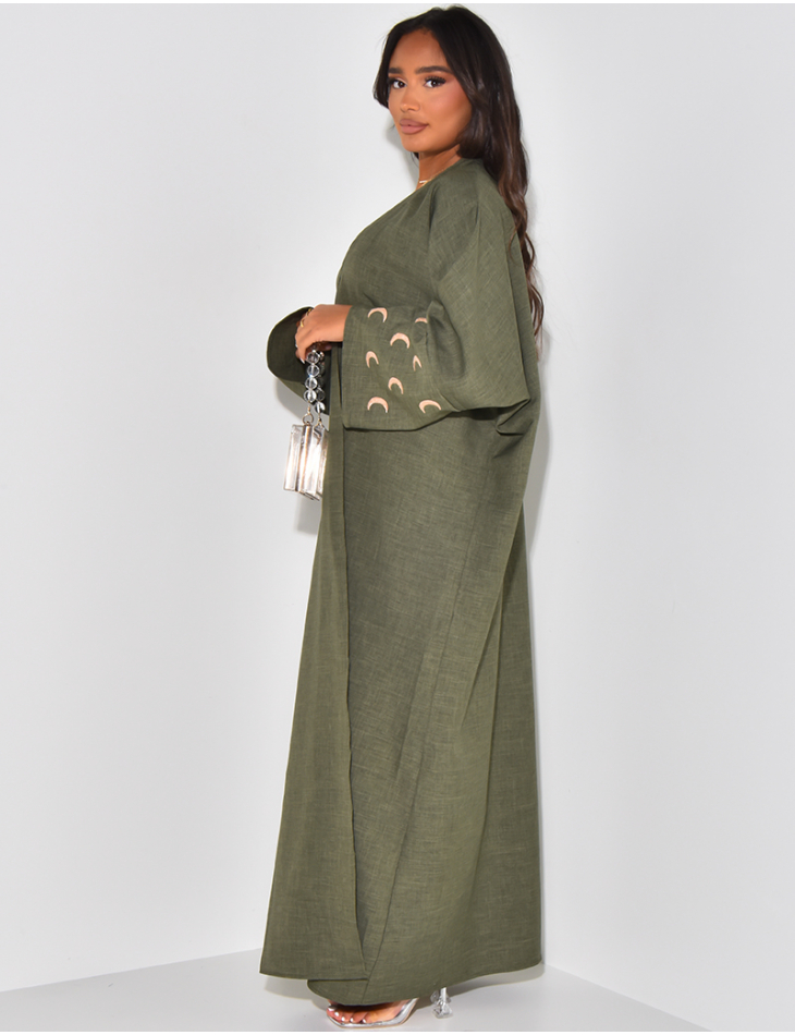 Kimono in Leinenoptik mit gestickten Mondmotiven auf den Ärmeln. Kimono in Leinenoptik mit gestickten Mondmotiven auf den Ärmeln.