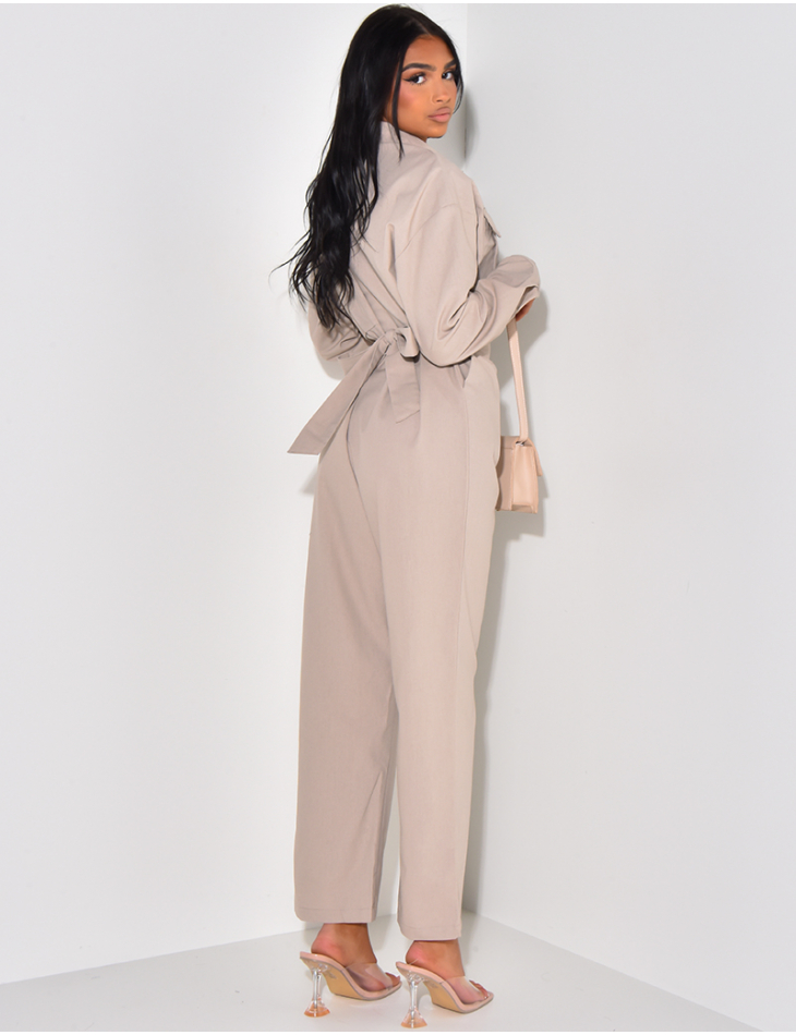 Combinaison en lin à poches cargo et ceinture à la taille Combinaison en lin à poches cargo et ceinture à la taille