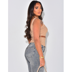 Eng anliegendes Tanktop mit Gürtel Eng anliegendes Tanktop mit Gürtel