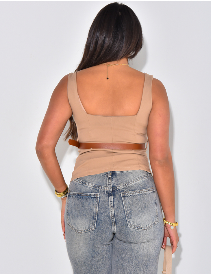 Eng anliegendes Tanktop mit Gürtel Eng anliegendes Tanktop mit Gürtel