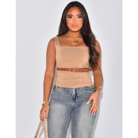 Eng anliegendes Tanktop mit Gürtel