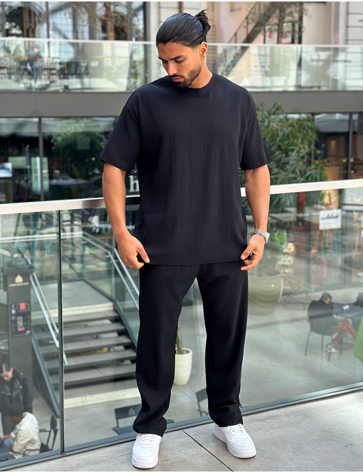 Set aus gerippter Hose und T-Shirt  Set aus gerippter Hose und T-Shirt