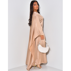Robe longue cintrée à la taille en satin à cape