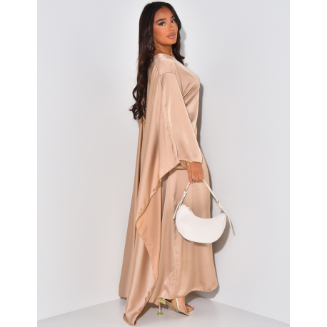 Robe longue cintrée à la taille en satin à cape
