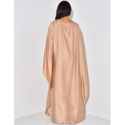 Robe longue cintrée à la taille en satin à cape