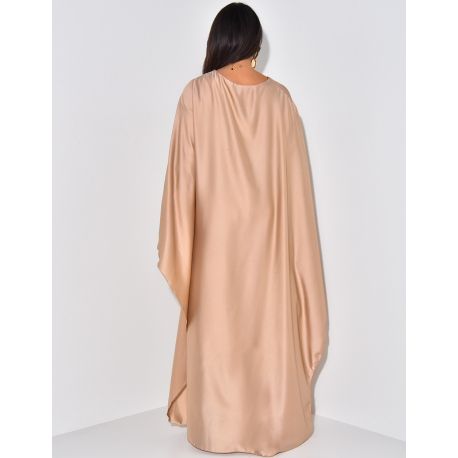 Robe longue cintrée à la taille en satin à cape