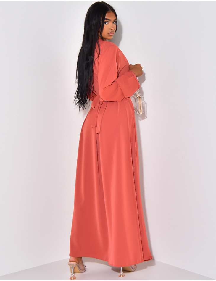 Abaya with tone-on-tone embroidery to be belted