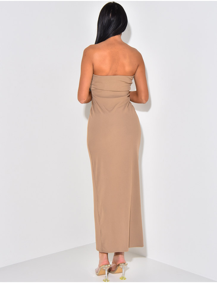 Langes, trägerloses Kleid aus Stretchmaterial. Langes, trägerloses Kleid aus Stretchmaterial.